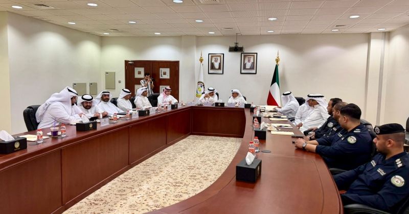 «خدمات الجهراء» تناقش ملفات البنية التحتية والمرافق العامة بحضور جهات حكومية