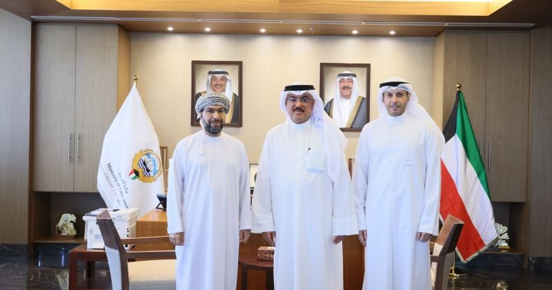 الطبطبائي مستقبلاً السفير الخروصي