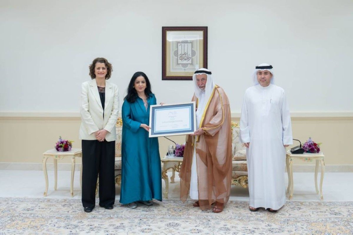 سلطان القاسمي يتسلم شهادة تجديد الاعتراف بالشارقة "مدينة صديقة للطفل" من "اليونيسف"