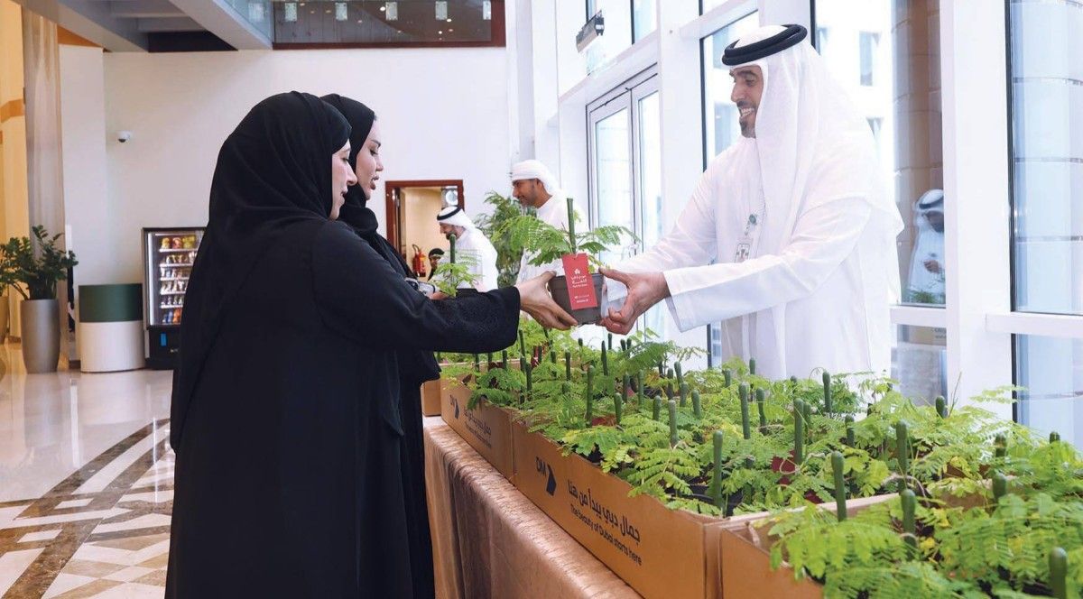 شرطة دبي توزع شتلات «الشعلة» على الموظفين