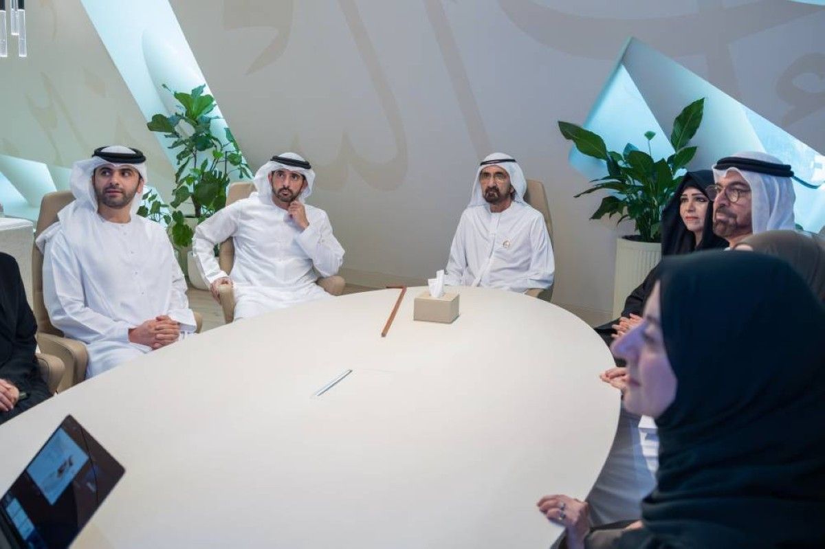 محمد بن راشد وبحضور حمدان بن محمد يطلع على مستجدات مشروع "المنظومة الجديدة للعمل الحكومي"