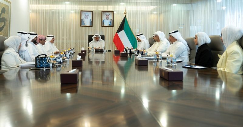 رئيس الوزراء مترئساً اجتماعاً لمناقشة مستجدات مشروع مشتفيات الضمان الصحي