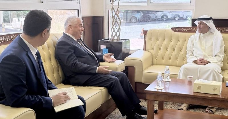 الوزير الوسمي مستقبلاً السفير زبيدزودة