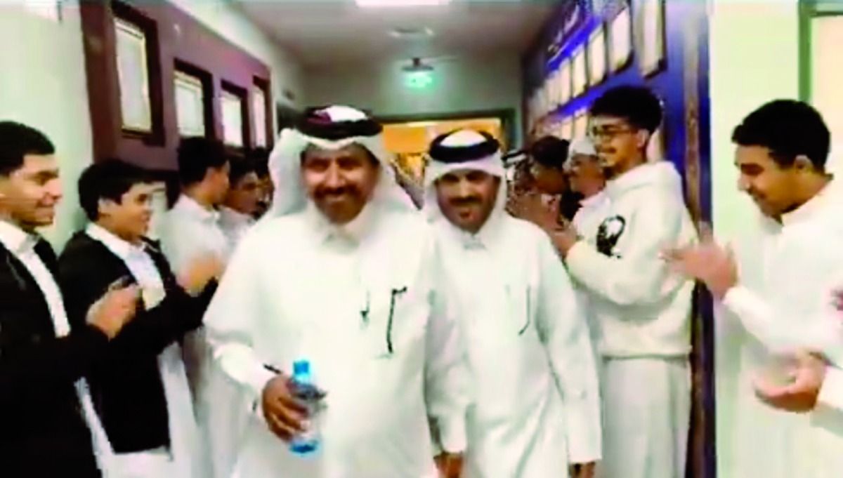 ممر شرفي من طلاب مدرسة أحمد بن حنبل تكريما لمعلم بعد تقاعده