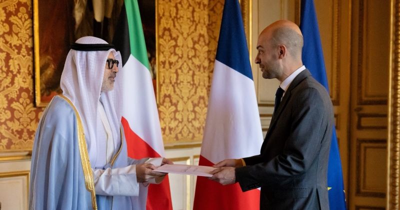 سمو الأمير يبعث رسالة خطية إلى الرئيس الفرنسي