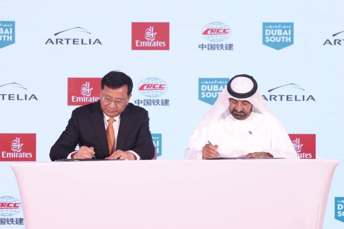طيران الإمارات تضع حجر أساس مجمّع هندسي في «دبي الجنوب»