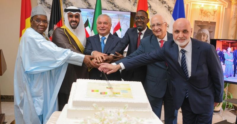 زبيدزودة والمهنا والسفراء المكرّمون يشاركون في قطع قالب حلوى الاحتفال