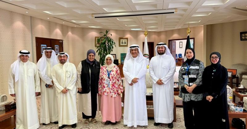 المحافظ متوسطاً فريق «فخر وعطاء» التطوعي