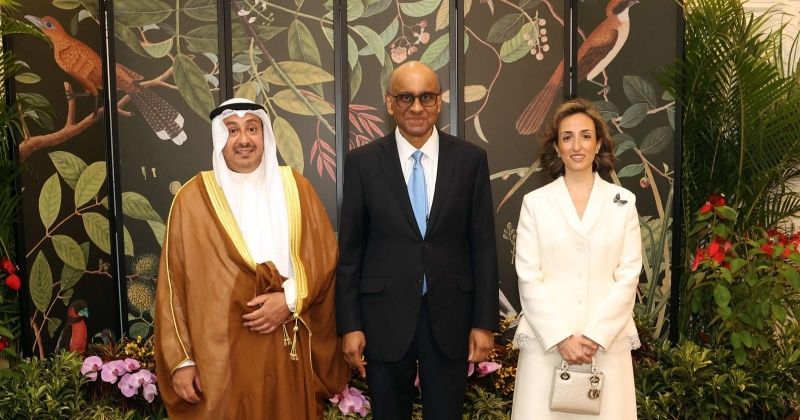 جابر الخليفة مقدماً أوراق اعتماده إلى رئيس سنغافورة