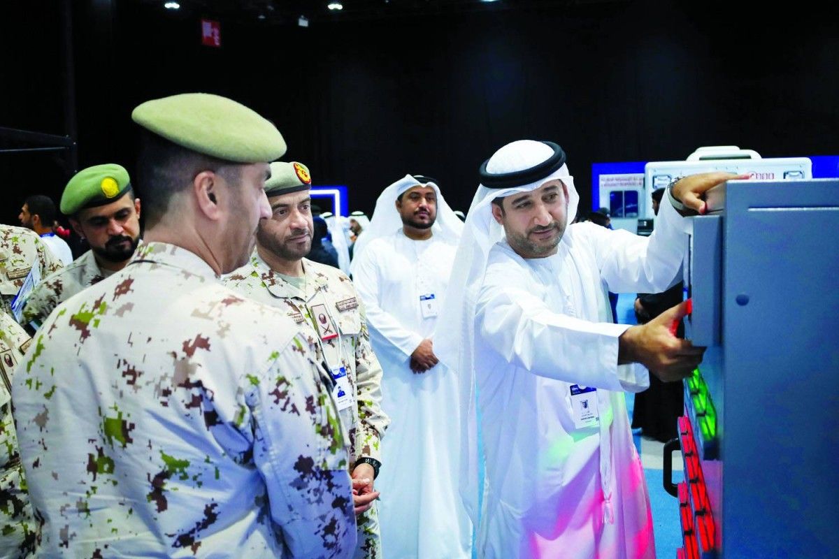 قائد الطيران المشترك يطلع على أحدث الحلول والتقنيات الدفاعية والأمنية في «آيسنار»