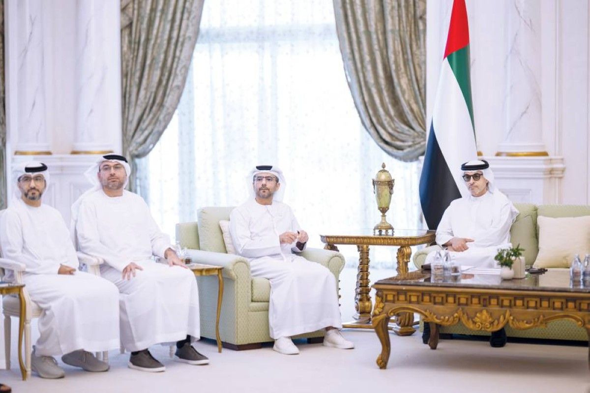 هزاع بن زايد يطّلع على مشاريع البنية التحتية والنقل والخدمات اللوجستية في العين