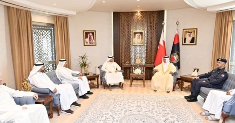 وزير الداخلية البحريني مستقبلاً الوفد الأمني الكويتي