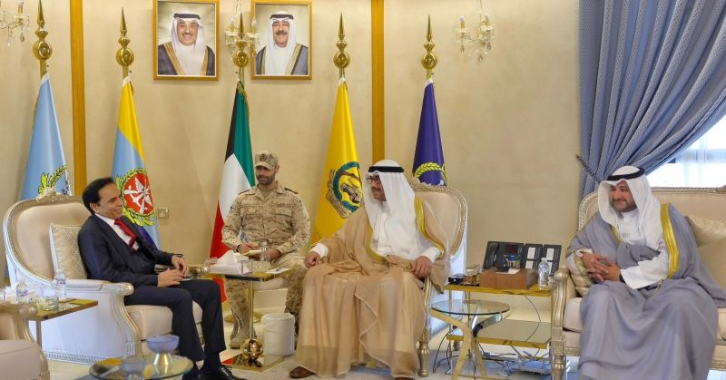 وزير الدفاع يبحث مع السفير الباكستاني دعم وتطوير التعاون الثنائي