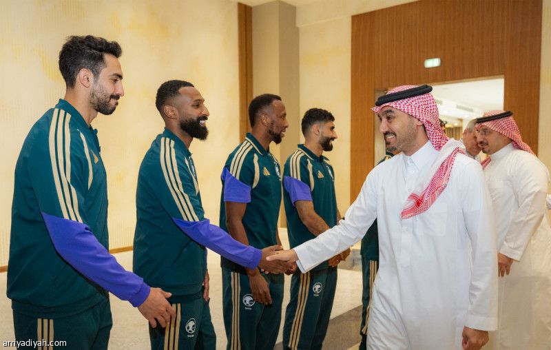 وزير الرياضة ينقل تحيات ولي العهد للمنتخب قبل المونديال