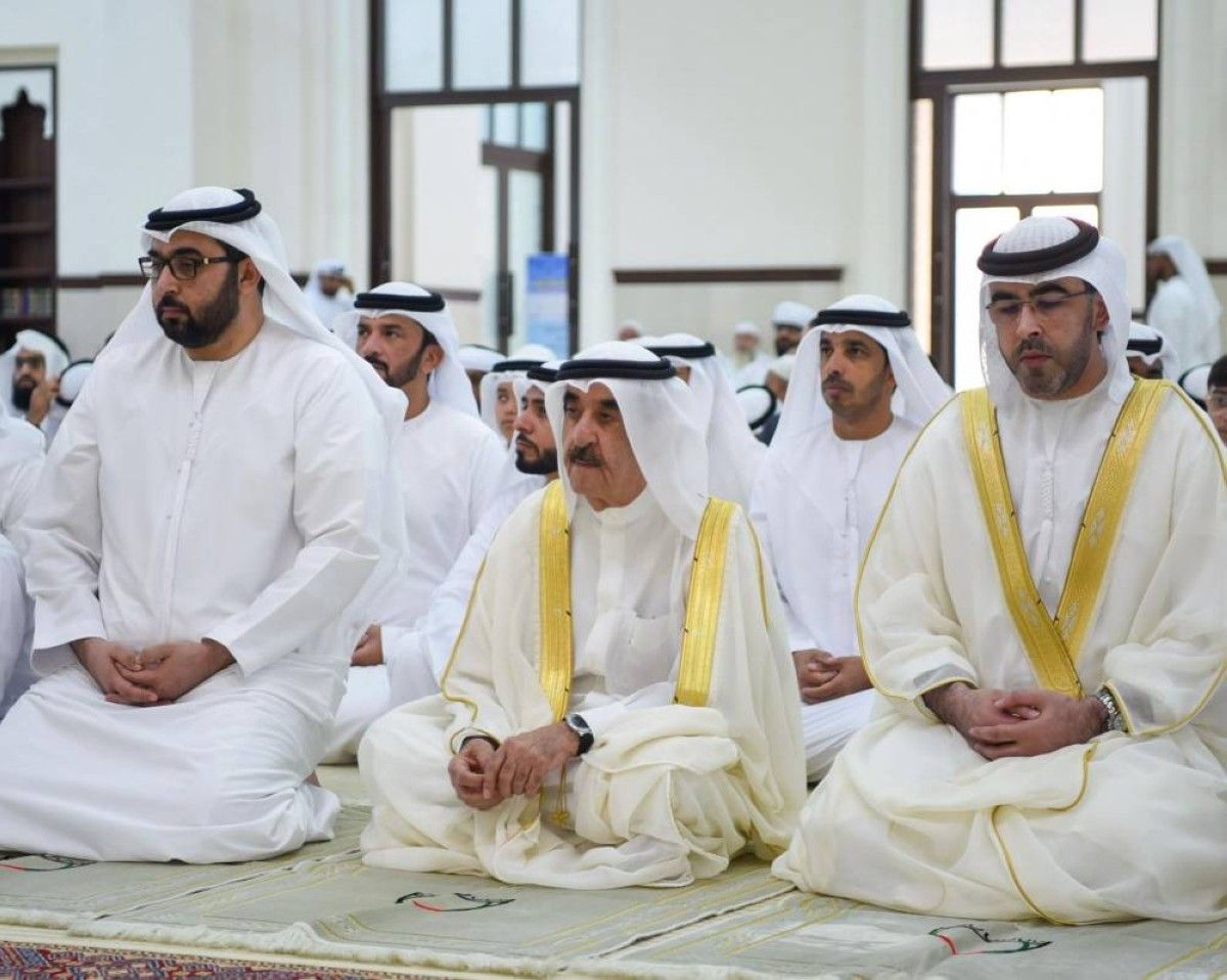 حاكم أم القيوين يؤدي صلاة عيد الأضحى بمسجد الشيخ أحمد بن راشد المعلا