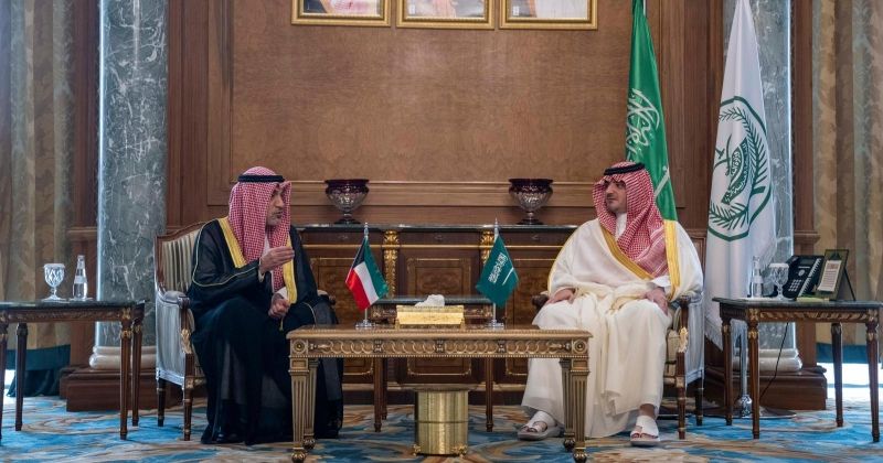 اليوسف يبحث مع عبدالعزيز بن سعود أوجه التعاون والتنسيق الأمني بين الكويت والسعودية