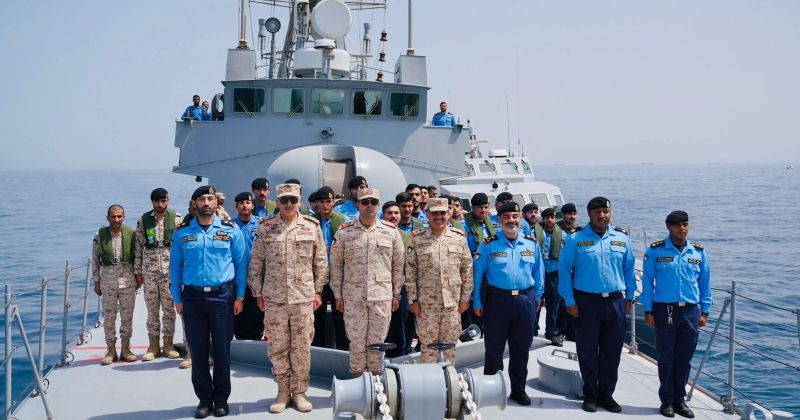 نائب رئيس الأركان يثني على انضباط منتسبي الجيش وجاهزيتهم