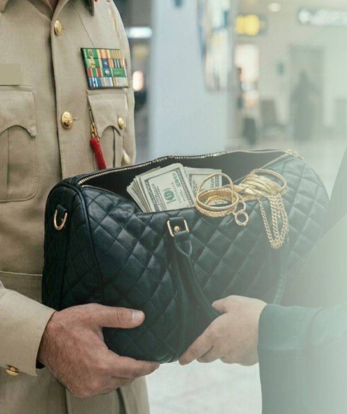 شرطة دبي تُعيد لمسافرة عربية حقيبة تحوي 20 ألف دولار و150 غرام ذهب