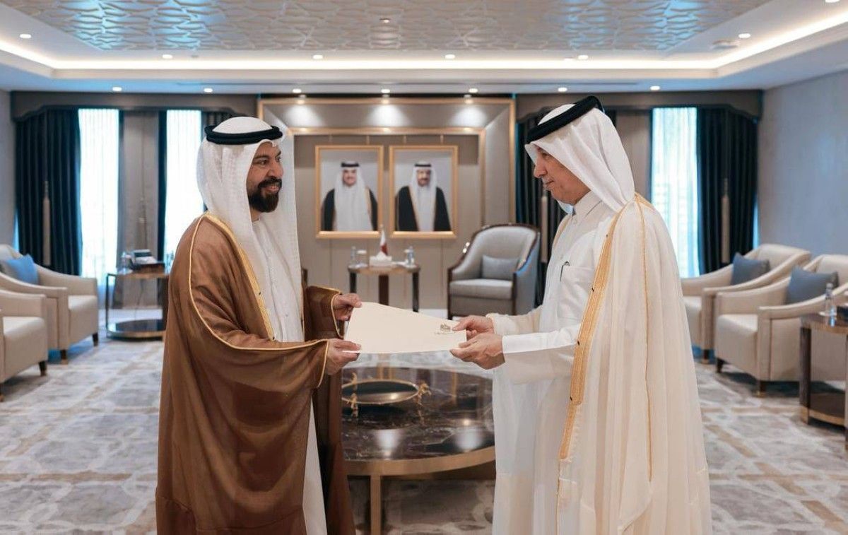 سفير الإمارات يقدّم نسخة من أوراق اعتماده إلى وزير الدولة للشؤون الخارجية في قطر