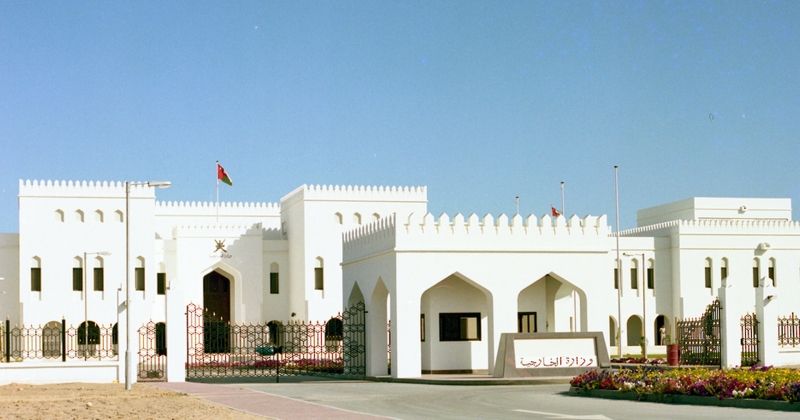 عُمان تستنكر استهداف الكويت وتؤكد رفض كافة الأعمال التي تهدد أمن الدول وسيادتها