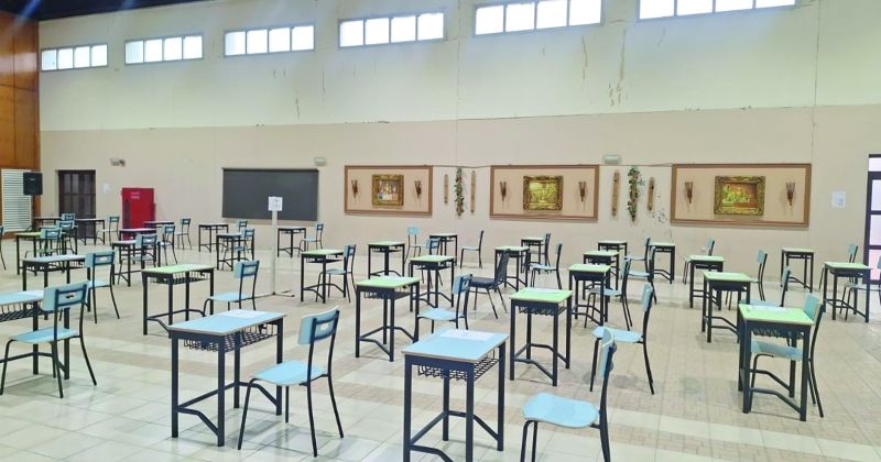 تجهيز مسارح المدارس الثانوية للاختبارات (صورة أرشيفية)
