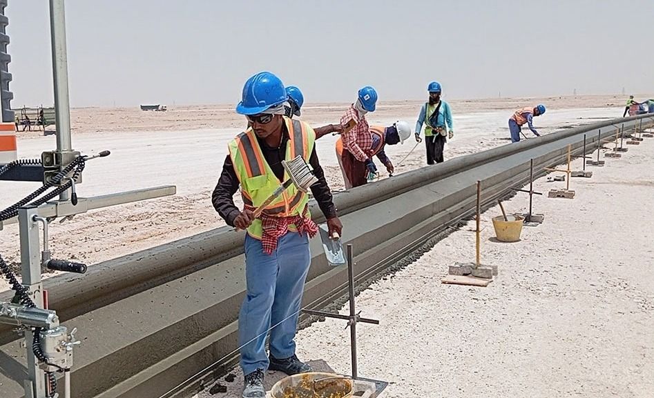 "أشغال" تطبق تقنيات حديثة لتعزيز كفاءة تنفيذ أعمال حواجز الأرصفة والرصف في مشاريع البنية التحتية