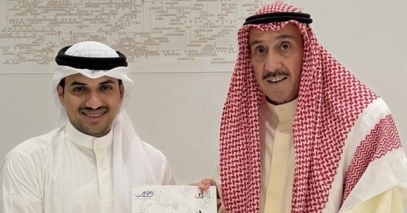فيصل الحمود متسلماً نسخة من الكتاب