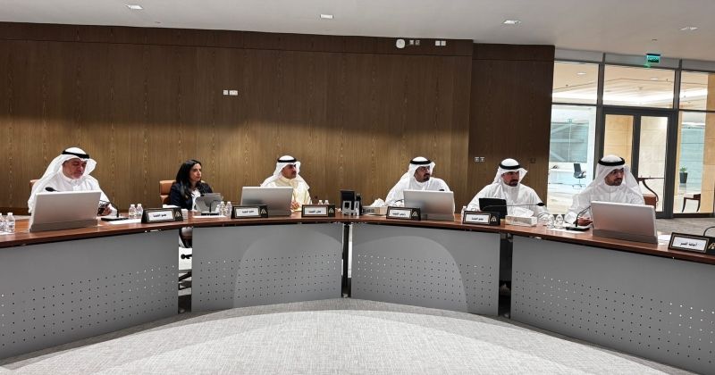 جانب من اجتماع أعضاء اللجنة القانونية والمالية في «البلدي»