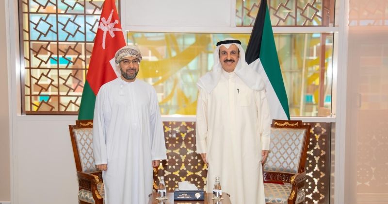 وزير المالية مستقبلاً سفير عُمان