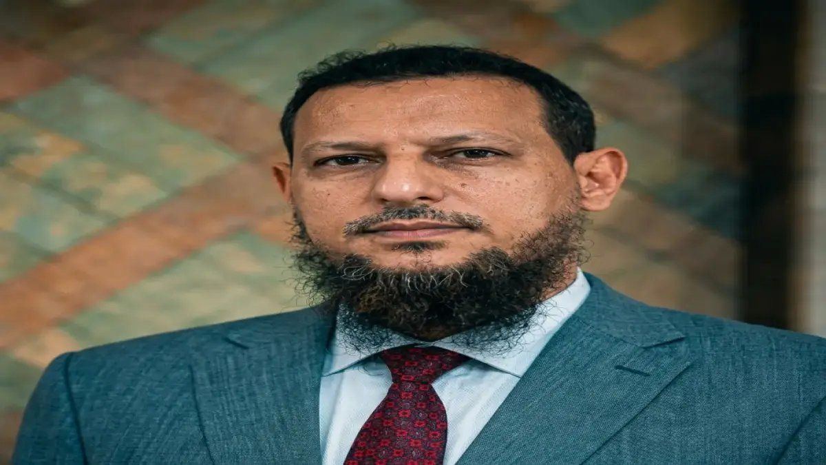 رسمياً: مكتب محافظ عدن يفضح رقم احتيالي خطير… محتال يتواصل باسم المحافظ ويرسل طلبات تحويلات مالية!