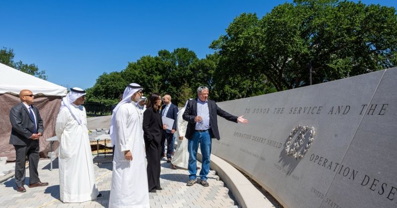 وزير الخارجية يزور موقع النصب التذكاري لعمليتي عاصفة الصحراء ودرع الصحراء في واشنطن