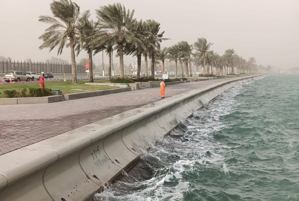 الأرصاد الجوية تحذر من رياح قوية على الساحل وأمواج عالية في البحر الليلة