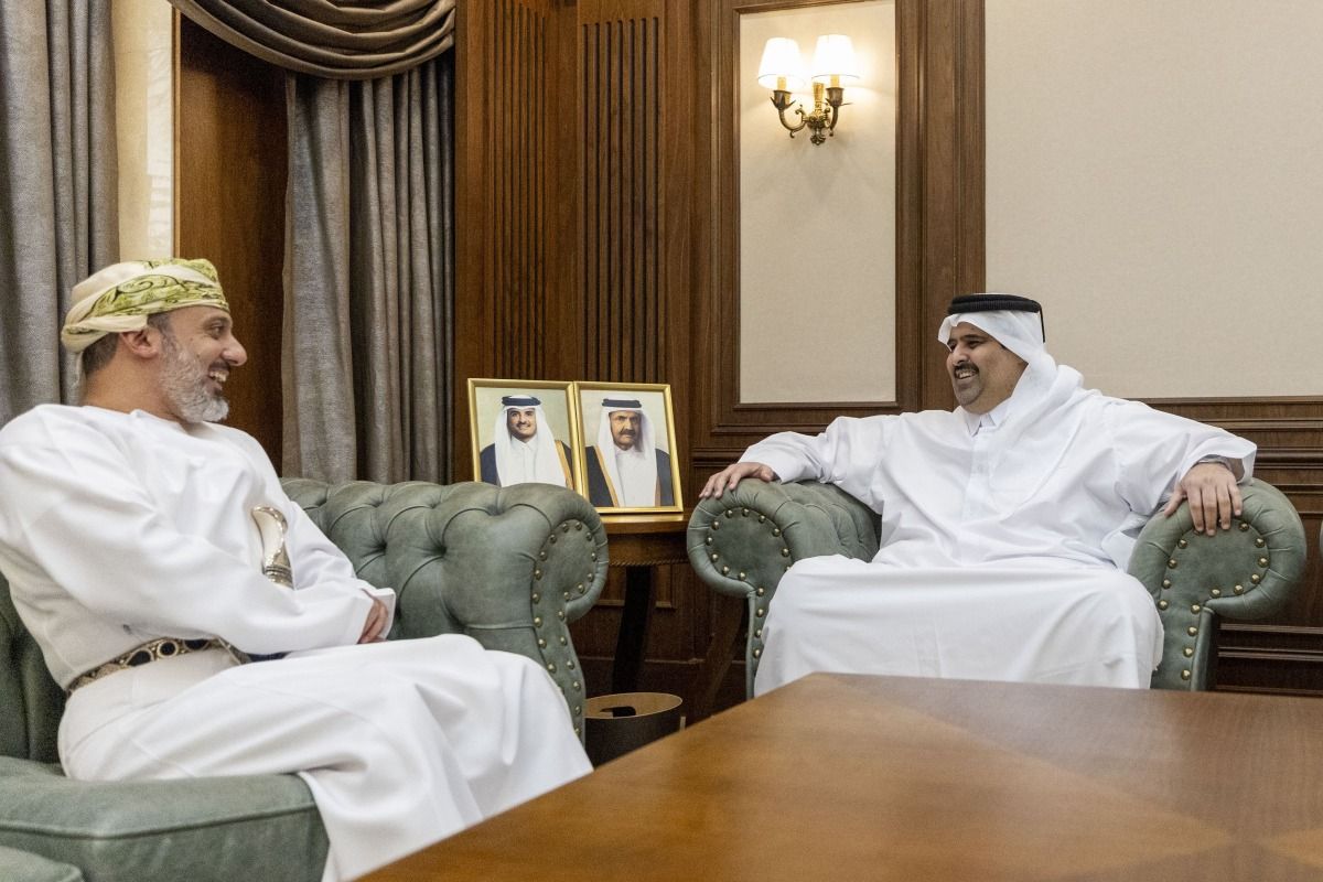 الرئيس التنفيذي للمؤسسة القطرية للإعلام يجتمع مع السفير العماني