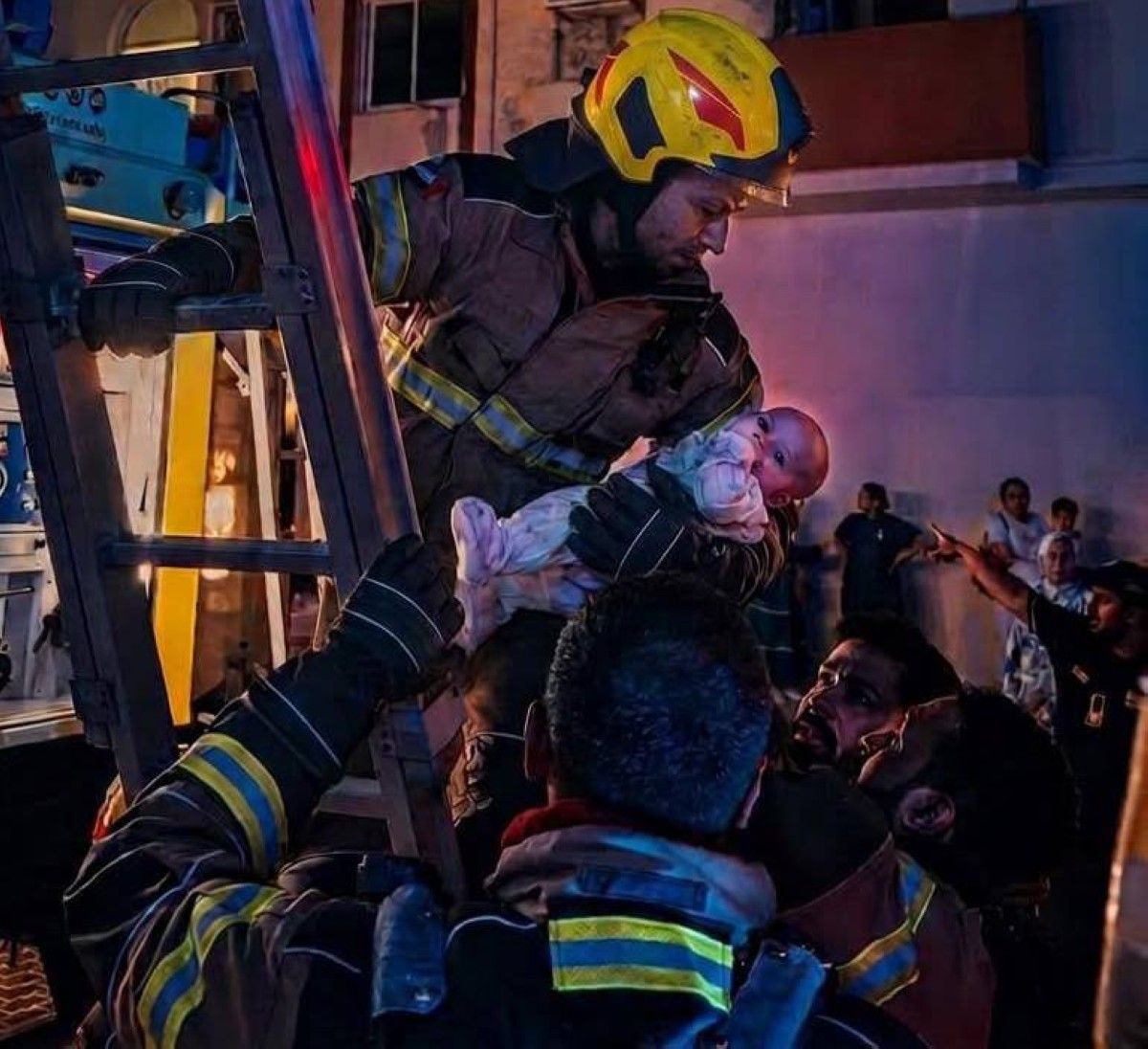 أبطال "دفاع مدني الشارقة" ينقذون رضيعة ويعيدونها إلى أحضان أسرتها خلال حريق شقة سكنية