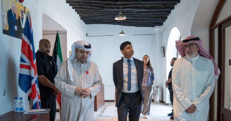 سفير المملكة المتحدة يزور «بيت ديكسون» ويطلع على جانب من التراث الكويتي- البريطاني