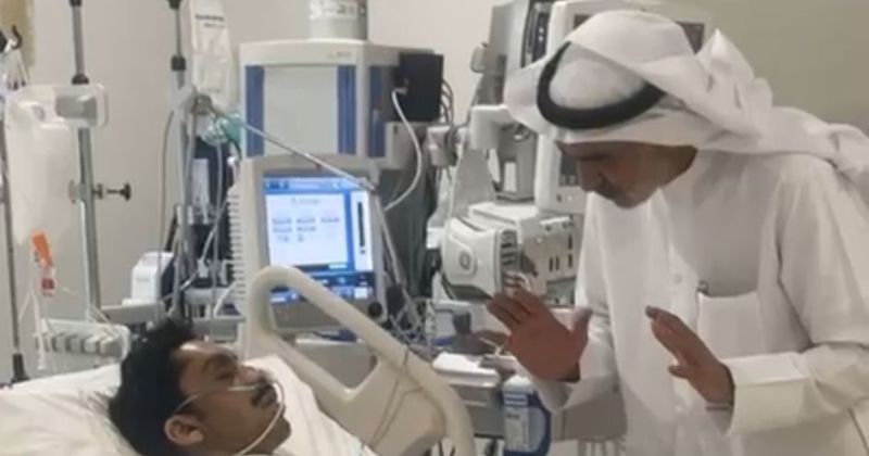 سعد العتيبي يطمئن على نجله عايض في المستشفى