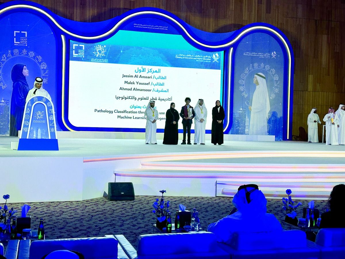 طلاب مؤسسة قطر أوائل معرض البحث العلمي