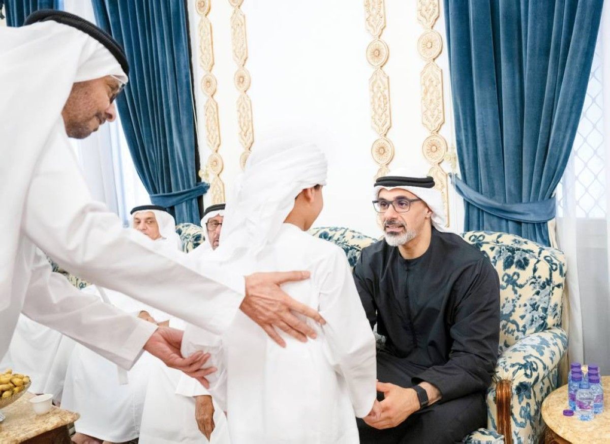 خالد بن محمد يعزي في وفاة فاطمة هلال المزروعي