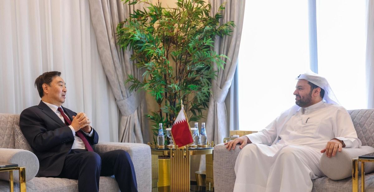 وزير الدولة بوزارة الخارجية يجتمع مع مبعوث الحكومة الصينية لشؤون الشرق الأوسط