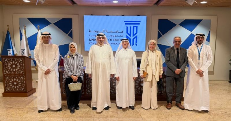 البصيري خلال زيارته جامعة الدوحة للعلوم والتكنولوجيا