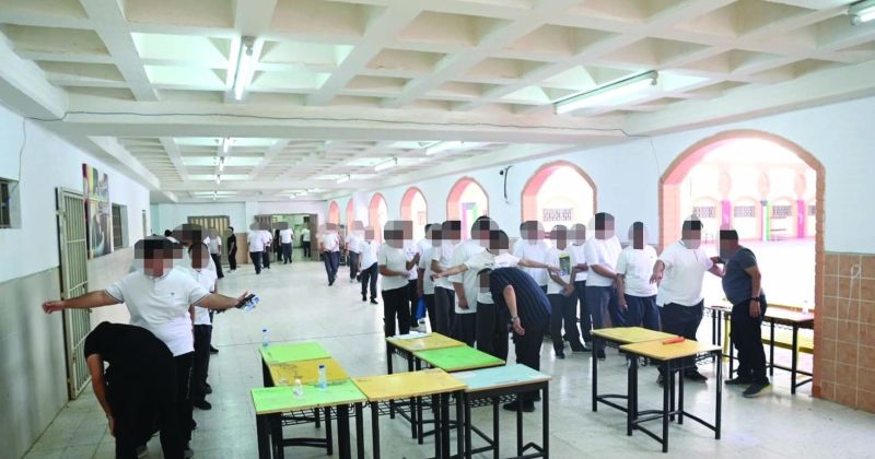 تفتيش ذاتي للطلبة قبل دخولهم اللجان (صورة أرشيفية)
