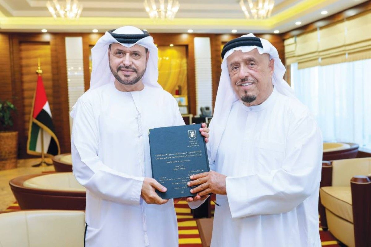 ضاحي خلفان يتلقى رسالة دكتوراه حول أنظمة القنوات الملاحية