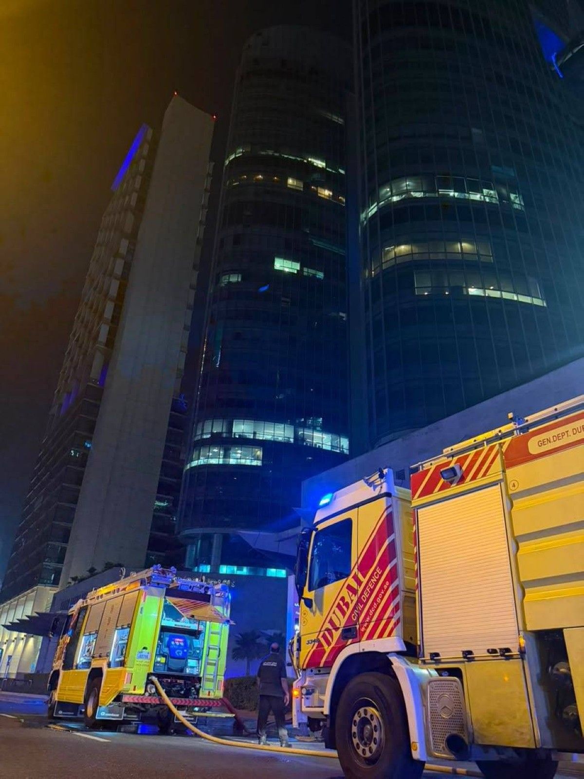 الدفاع المدني بدبي يسيطر على حريق محدود في شارع الشيخ زايد دون إصابات