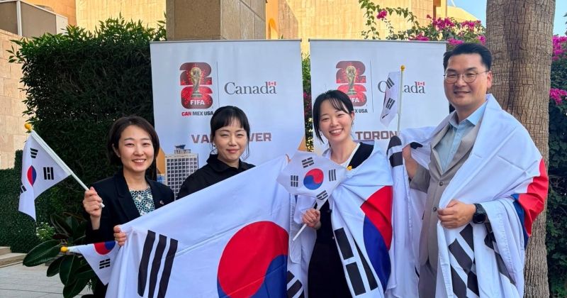 هيجين مع السفير الجديد وأعضاء السفارة يتوشّحون بالعَلم الكوري