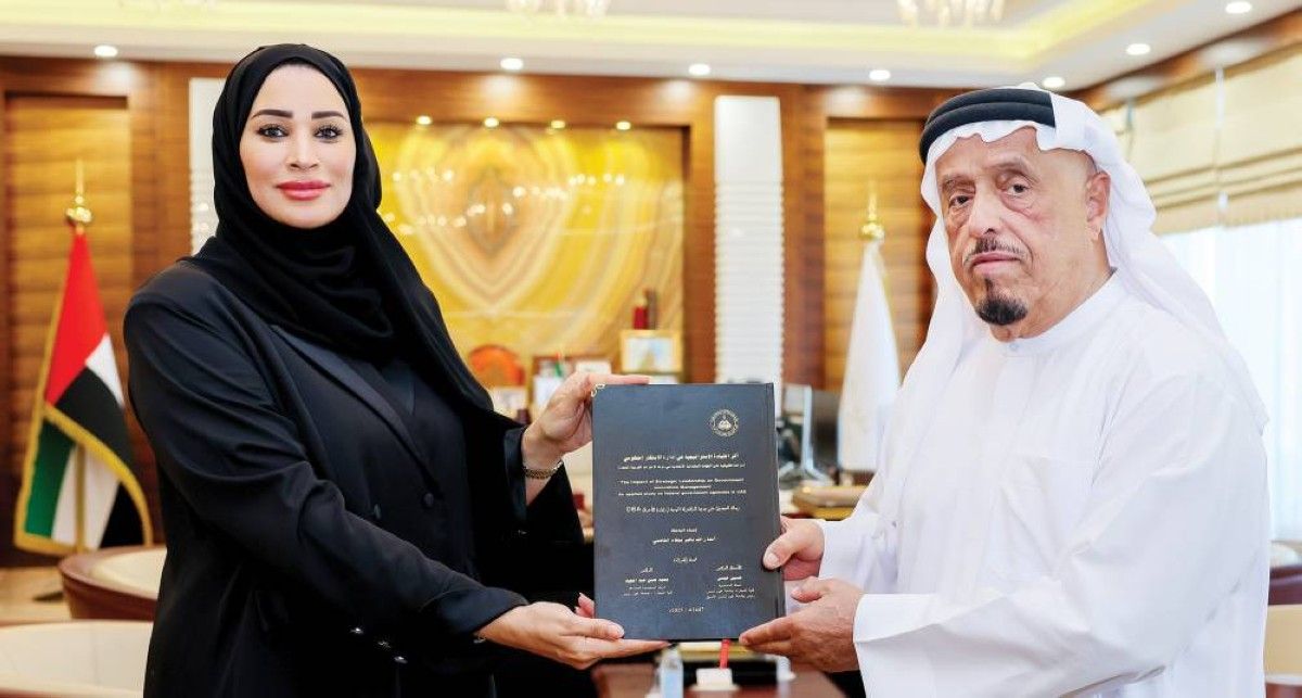 ضاحي خلفان يتلقى رسالة دكتوراه آمنة الشامسي