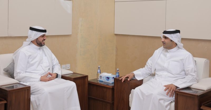 وزير الثقافة القطري مستقبلاً السفير الشريم