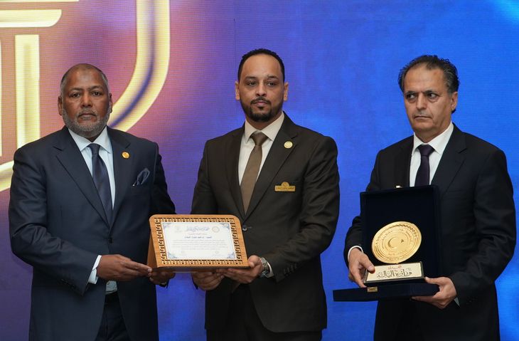 وزارة المالية تُتوّج ابراهيم عثمان النكاع بجائزة القيادة المتميزة