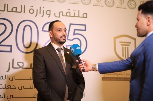 وزارة المالية تُتوّج ابراهيم عثمان النكاع بجائزة القيادة المتميزة