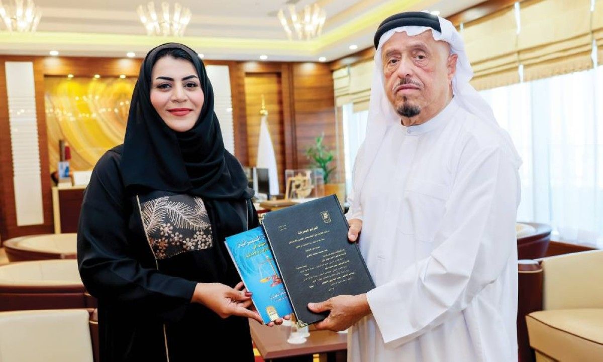 ضاحي خلفان يتلقى رسالة دكتوراه حول الجرائم الجمركية