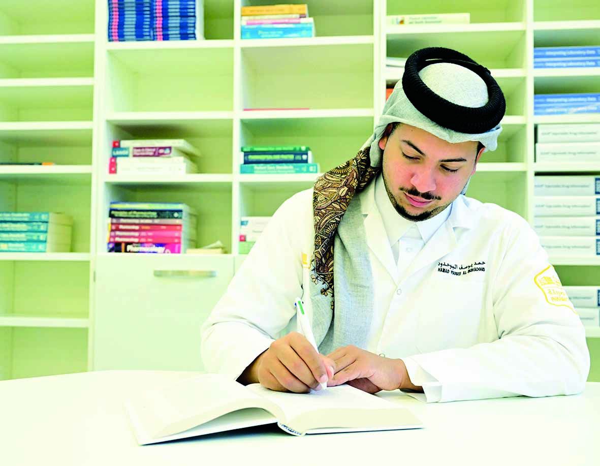 جامعة قطر تبرز رحلة أول طالب قطري في «الصيدلة»